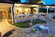 sera davanti al ristorante a Lopar
